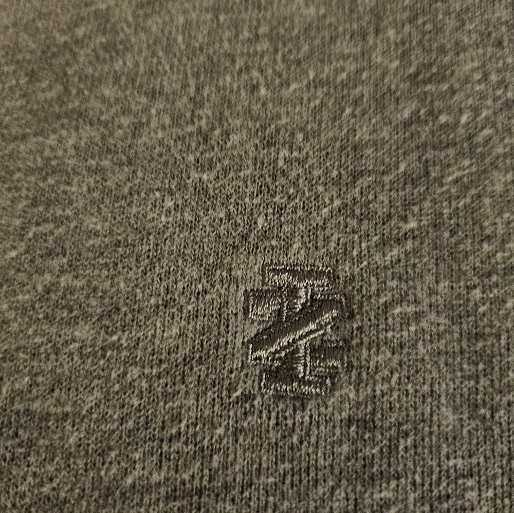 IZOD Cozy Gray‎ Crewneck Sweater with Classic Design - Picture 5 of 7